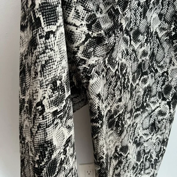 Chic Snake Print Cover-up - Picture 7 of 7
